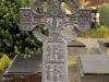 stenen kruis met symbolische afbeeldigen