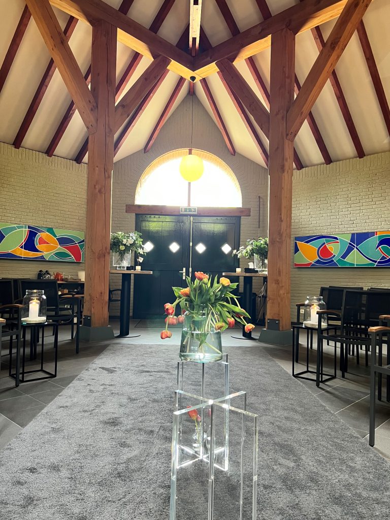 aulo zicht op de entree